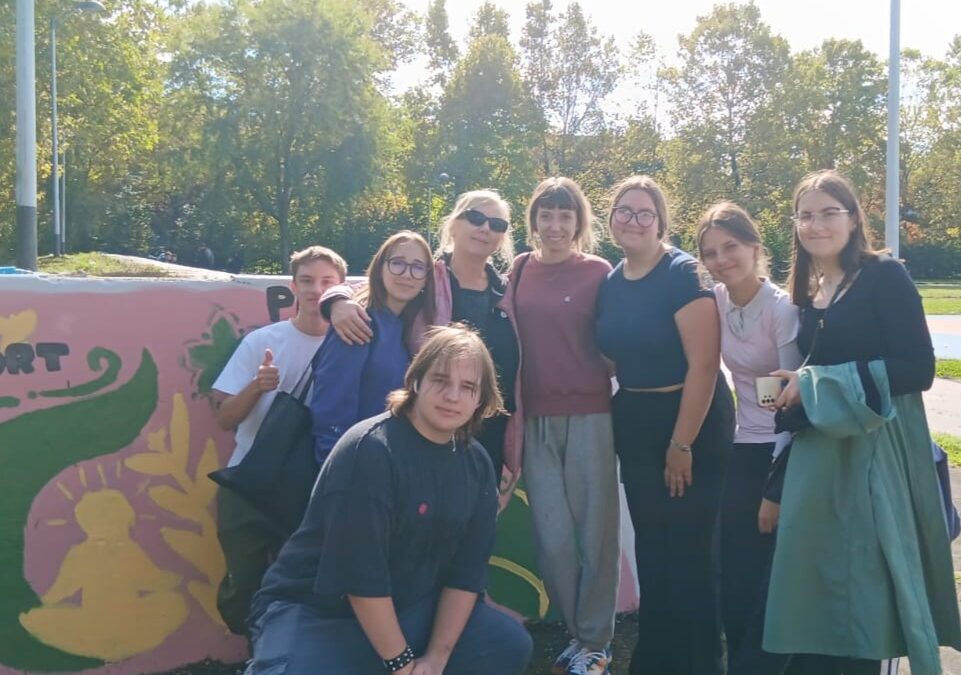 U sklopu projekta Jak i neovisan oslikan mural na školskom igralištu